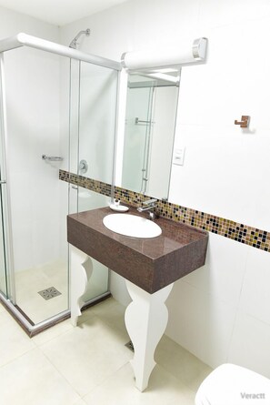 Single Room, Non Smoking | Bathroom | Shower, free toiletries, hair dryer, towels - Hotel Praça da Matriz (Porto Alegre)