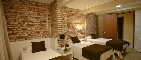 Driepersoonskamer, niet-roken | 1 slaapkamer, een bureau, een strijkplank/strijkijzer, gratis wifi