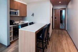 Suite, 1 très grand lit | Cuisine privée