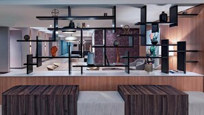 Un intérieur moderne avec un comptoir d’accueil central, des panneaux de bois et divers objets décoratifs disposés sur des étagères.