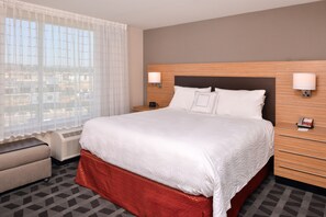 Duntäcken, värdeförvaringsskåp på rummet och skrivbord