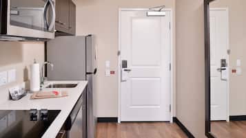 Grand réfrigérateur, micro-ondes, plaque de cuisson, lave-vaisselle