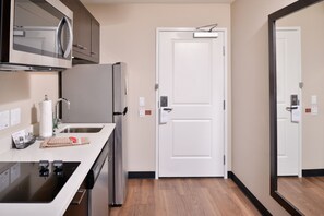 Großer Kühlschrank, Mikrowelle, Herdplatte, Geschirrspüler