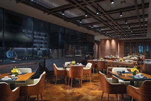 3 restaurantes; se sirven desayunos, almuerzos, cenas y cocina china