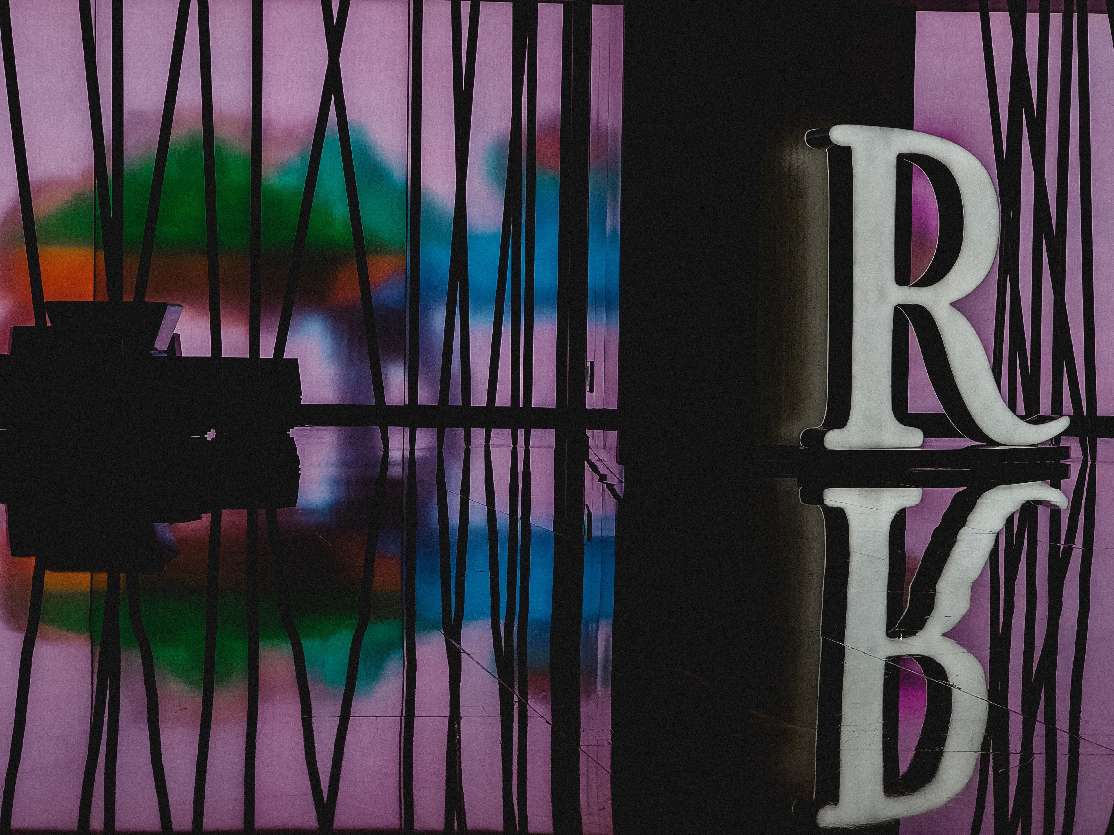 Un muro cubierto de grafitis con las letras 