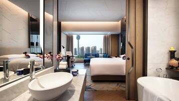 Club King | Bathroom | Deep-soaking bathtub, hair dryer, slippers, towels