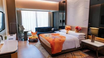 Quarto família, 1 cama King, vista para a cidade | Edredons de pluma, cofres nos quartos, individualmente decorados