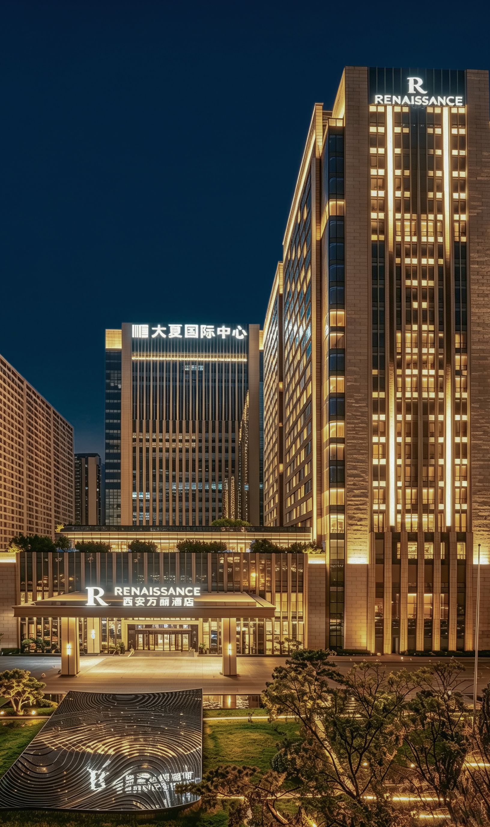 Un hotel moderno con un llamativo letrero de 'Renaissance', que cuenta con un patio central y una instalación de luces única.