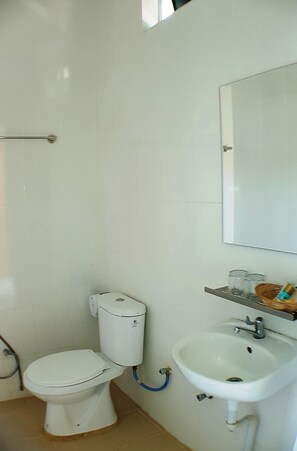 Shower, free toiletries, hair dryer, slippers - Casa Cenang Resort Tok Bidin Langkawi (Langkawi)