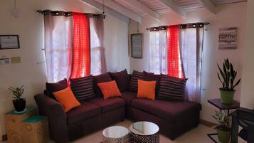 32-inch Smart TV with digital channels, TV, Netflix