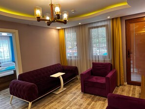 Suite familiar, vistas al lago | Zona de estar | Televisión LCD de 82 cm con canales premium, una televisión