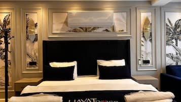 Deluxe Room, 1 Large Single Bed | Living area | 82-cm LCD TV with premium TV channels, TV