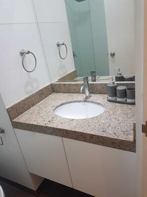 Deluxe Apartment, 2 Bedrooms, Private Bathroom | Bathroom