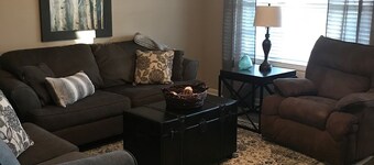 Lyndale House: Full house with 3 br