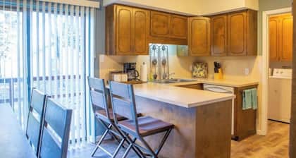 Lyndale House: Full house with 3 br