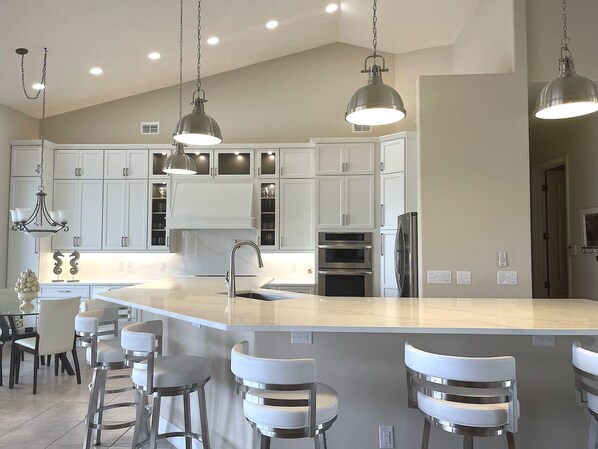 Jääkaappi, mikroaaltouuni, uuni, liesi