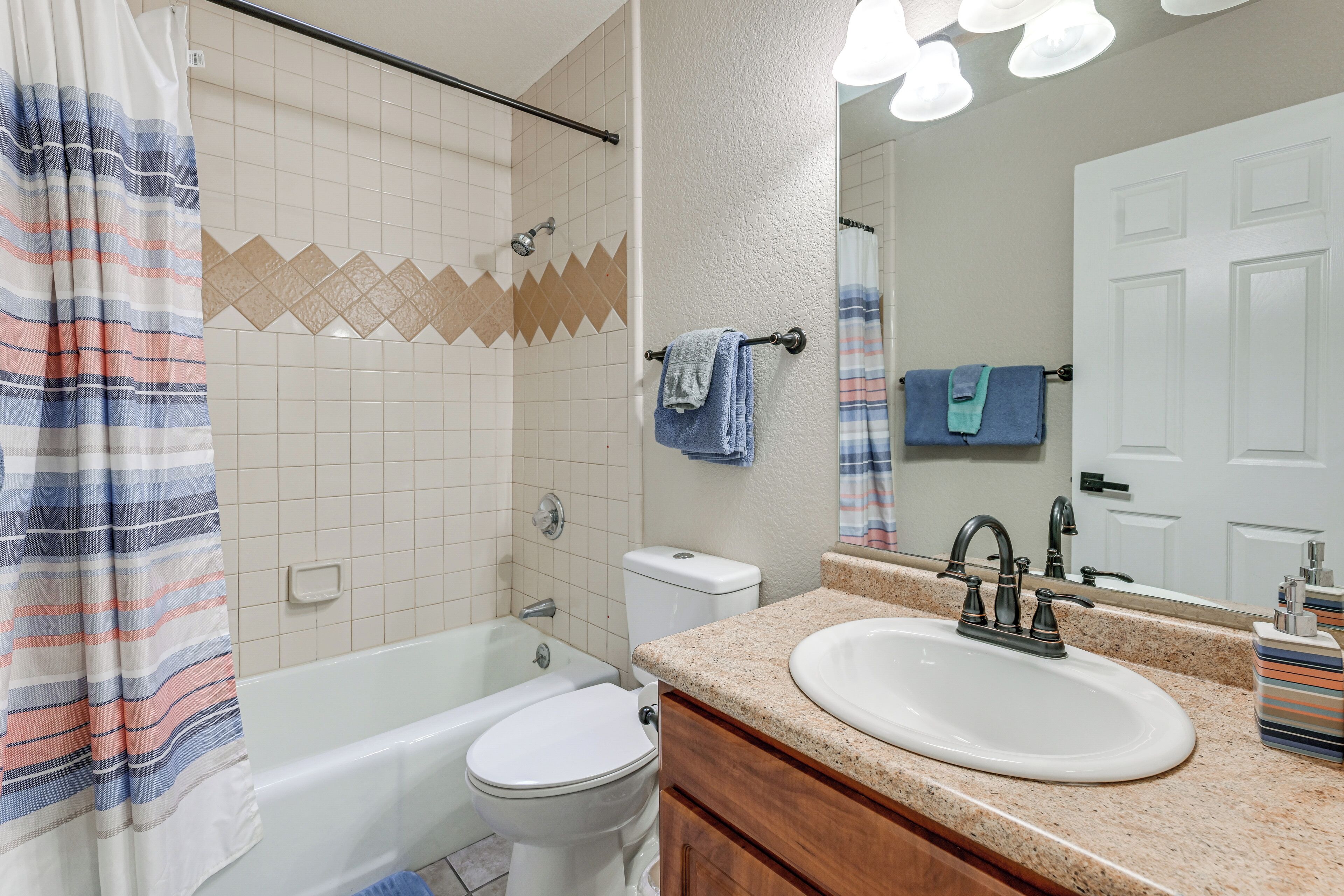 Ein Badezimmer mit Badewanne, Toilette und Waschbecken.