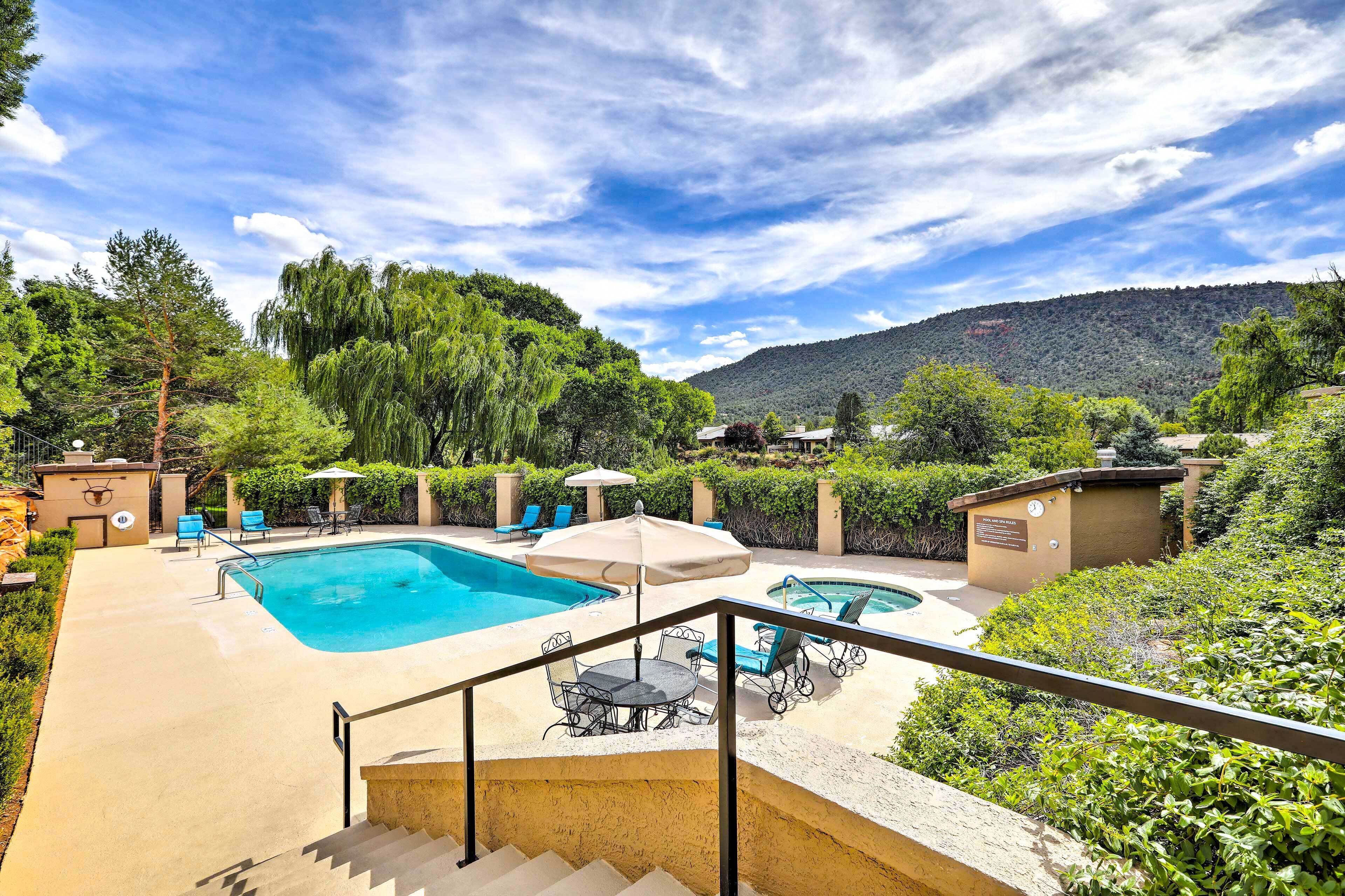 Ein Poolbereich mit zwei Pools, Liegestühlen und einer Treppe, die zu einer erhöhten Ebene führt.