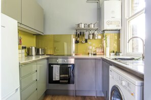 Fridge, oven, dishwasher, coffee/tea maker - Stunning 1BD flat, minutes from the beach front! (Brighton and Hove)