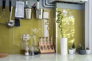 Bathtub, hair dryer - Stunning 1BD flat, minutes from the beach front! (Brighton and Hove)
