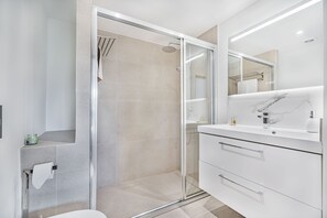 Douche, sèche-cheveux, serviettes fournies