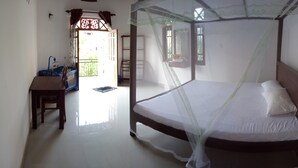 A bedroom with a bed, a desk, and a chair. - Villa Hilltop (Hikkaduwa)