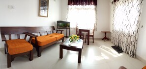 3 bedrooms, Egyptian cotton sheets, premium bedding, desk - Villa Hilltop (Hikkaduwa)