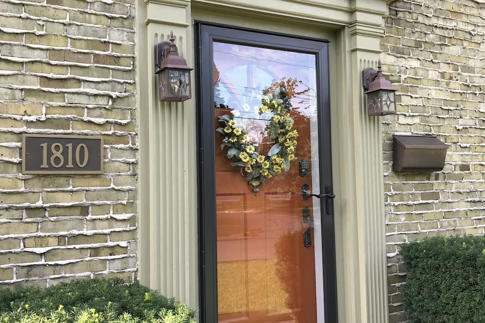 1810 Emerson House Bed & Breakfast - Adults Only - Shirland, IL