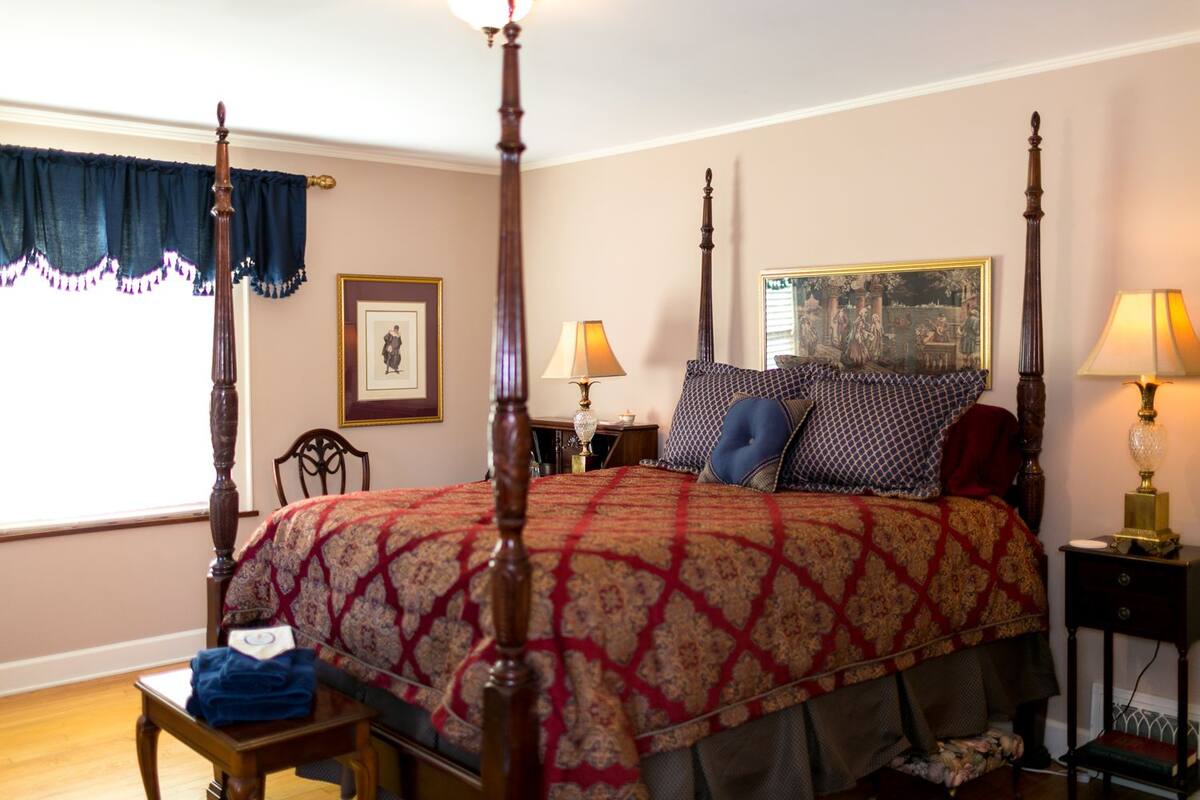 Comfort Suite, 1 Queen Bed, Non Smoking | Desk, rollaway beds, free WiFi, individually decorated
