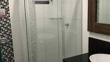 Apartamento família, várias camas, para não fumantes | Banheiro | Chuveiro, chuveiro com efeito de chuva, secador de cabelo