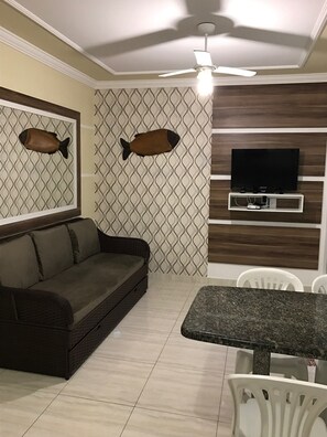 Apartamento familiar, varias camas, no fumadores | Zona de estar | Una televisión LED