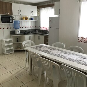 Casa exclusiva, varias camas, para no fumadores | Cocina privada | Refrigerador con congelador, microondas, horno y parrilla de estufa 