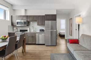 Full-size fridge, microwave, oven, stovetop