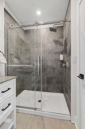 Shower, rainfall showerhead, free toiletries, hair dryer - Lake Placid Inn Main Street (Lake Placid)