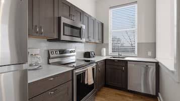 Full-size fridge, microwave, oven, stovetop