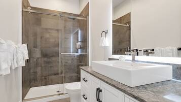 Shower, rainfall showerhead, free toiletries, hair dryer