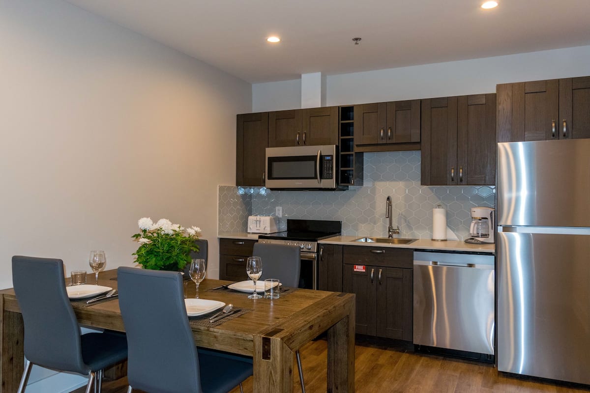 Departamento básico, 1 habitación | Cocina privada | Refrigerador con congelador, microondas, horno y parrilla de estufa