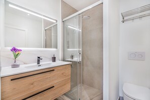 Shower, free toiletries, hair dryer, towels