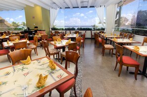 3 restaurantes; se sirve cocina internacional 