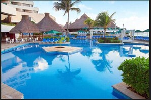 Outdoor pool, pool umbrellas - Club Royal Solaris Cancun (Cancun)