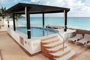 Banyera d'hidromassatge a l'aire lliure