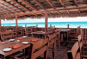 3 restaurants; breakfast, lunch and dinner served  - Club GR Caribe Cancun – Premier All Inclusive (Cancun)