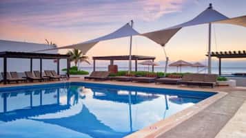 Outdoor pool, pool umbrellas