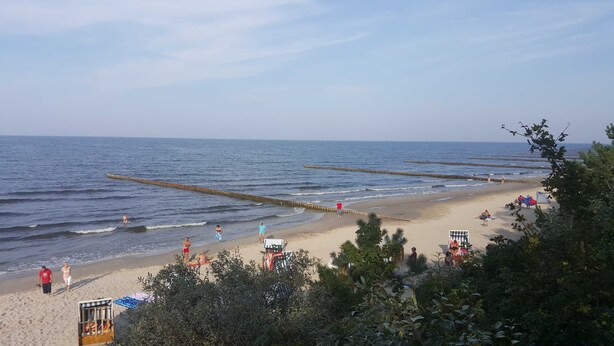 A beach with clear skies, calm water, and a sandy shore. - Apartment Gording II - Holiday residence sea desire (Koserow)