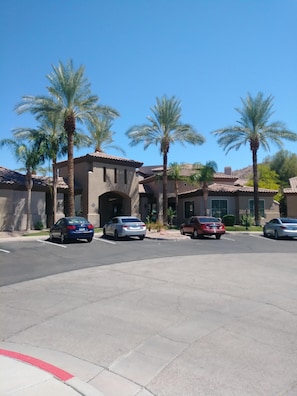 المنطقة المحيطة بالمنشأة