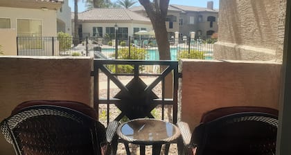 Magnifique condo au 1er étage à Ahwatukee avec piscine chauffée.