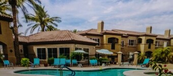 Bellissimo condominio al 1 ° piano in Ahwatukee con piscina riscaldata.