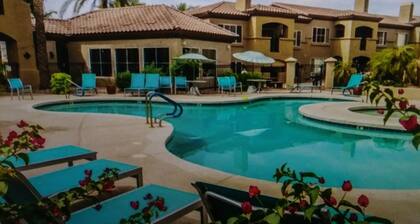 Kaunis 1st floor huoneisto Ahwatukee lämmitetty uima-allas.