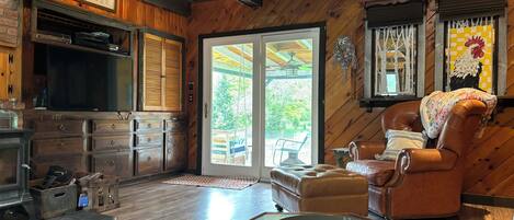 Smart TV, fireplace, DVD player, books