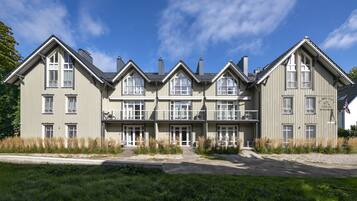 Vista frontal de la propiedad